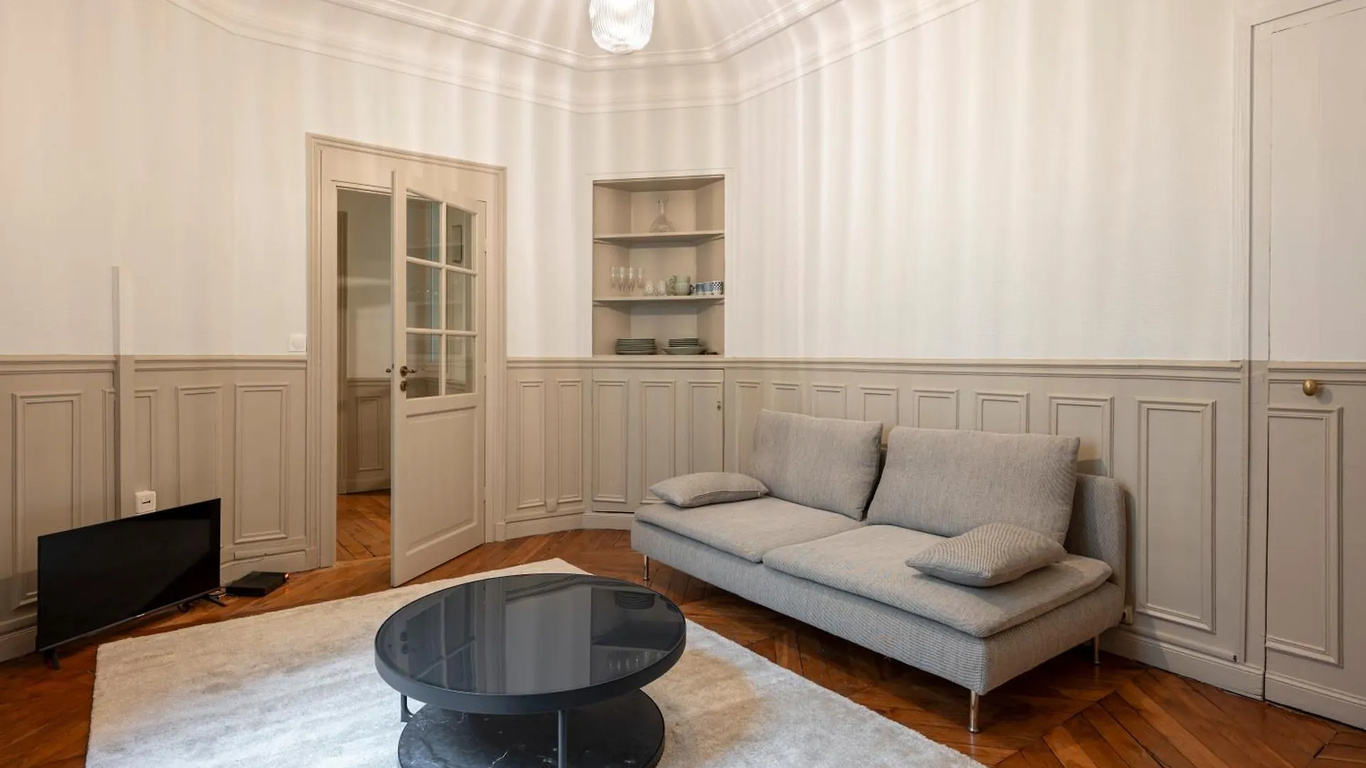 2 Bdr Apt Saint Lazare Galeries Lafayette Paris 8 0*,