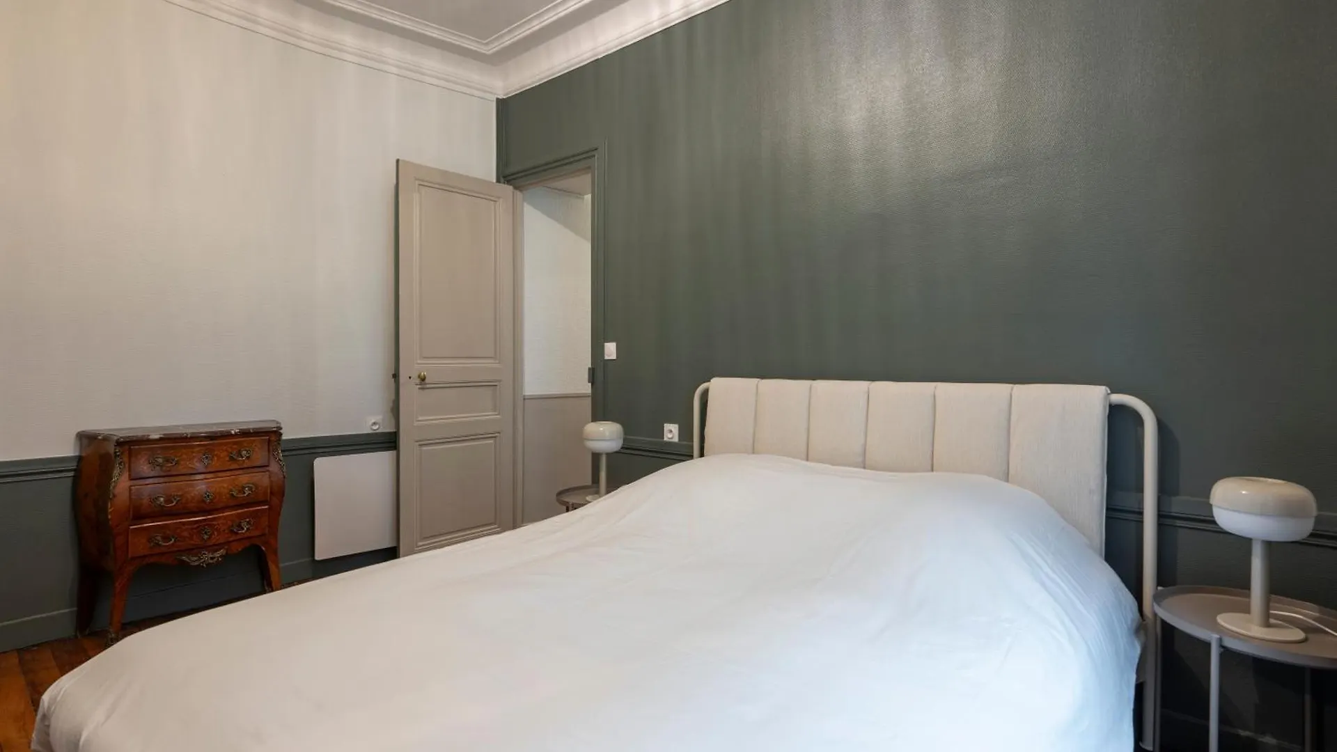 Apartment 2 Bdr Apt Saint Lazare Galeries Lafayette Paris 8 France