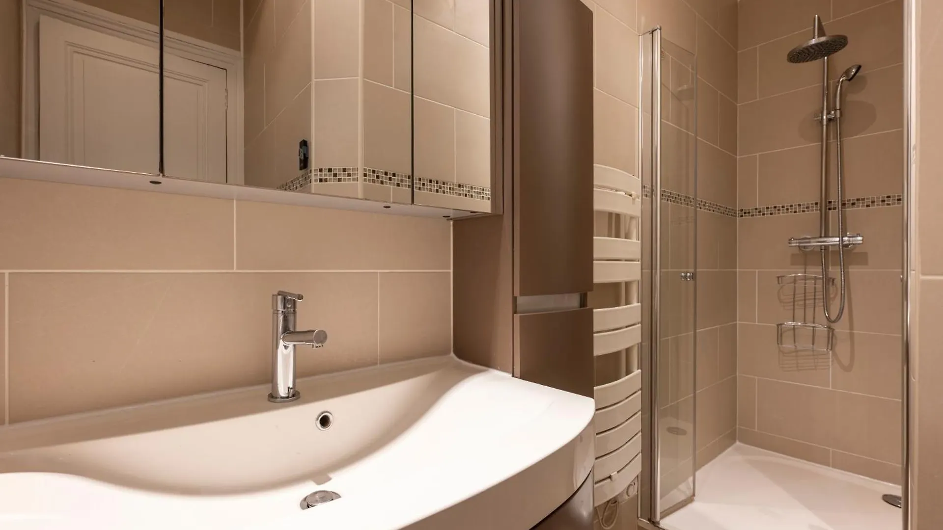 2 Bdr Apt Saint Lazare Galeries Lafayette Paris 8 France